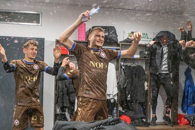 示出某些与 示出某些与